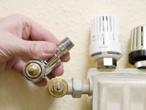 Vyregulovanie kúrenia - Montáž radiátorového ventilu – výmena a nastavenie pre vyregulovanie kúrenia.