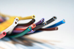 Elektrické vodiče rôznych farieb a prierezov pre elektroinštalácie v dome a byte