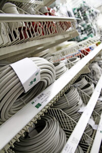 Elektroinštalačné káble v predajni – kotúče vodičov pripravené na odber