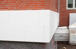 Zateplenie sokla domu XPS alebo EPS izoláciou v spodnej časti fasády