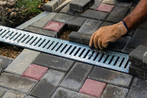 Strechy a hydroizolácie – osadenie odvodňovacieho žľabu do dlažby