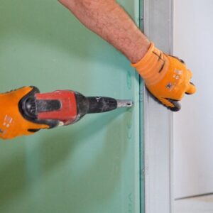 Sadrokartónový podhľad – montáž kovovej konštrukcie so závesmi